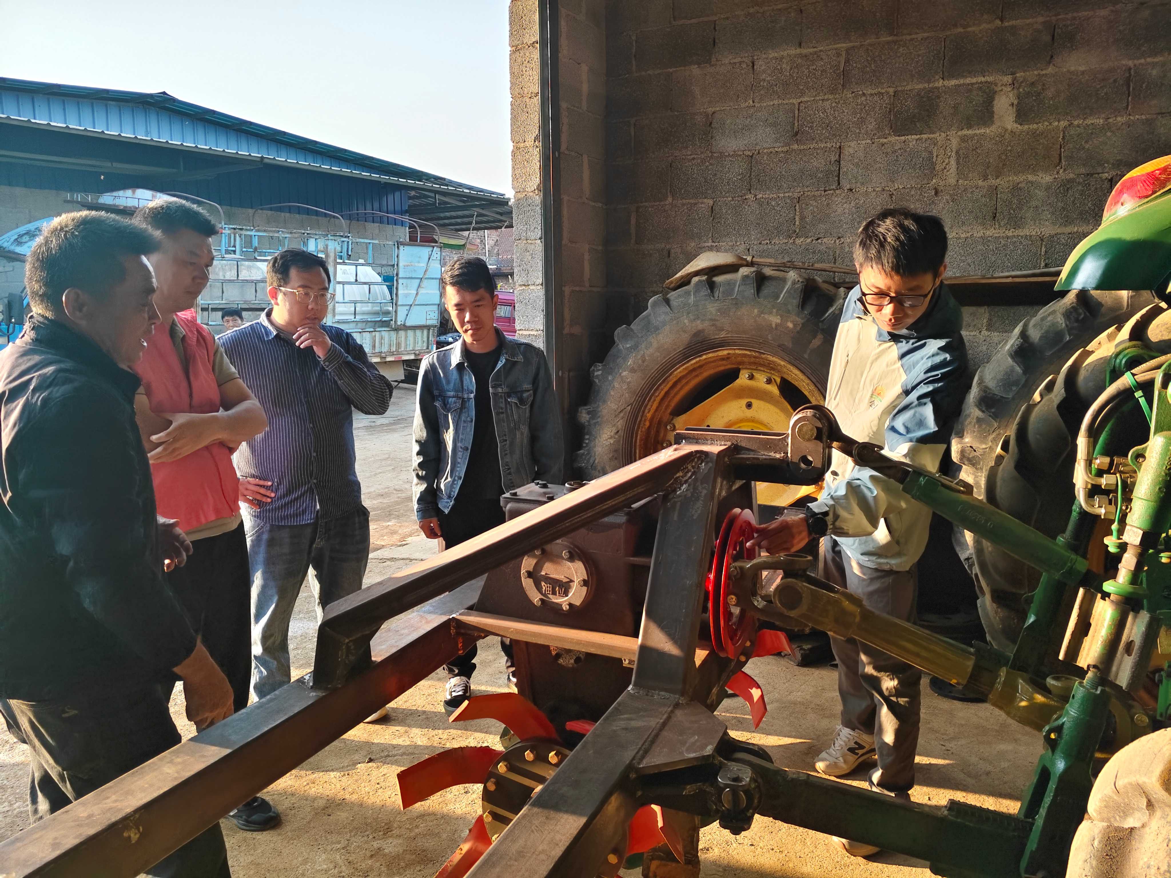 匠心在民間 生產(chǎn)有動(dòng)力——雙甲黨支部走進(jìn)職工農(nóng)機(jī)改造車(chē)間開(kāi)展主題黨日活動(dòng)